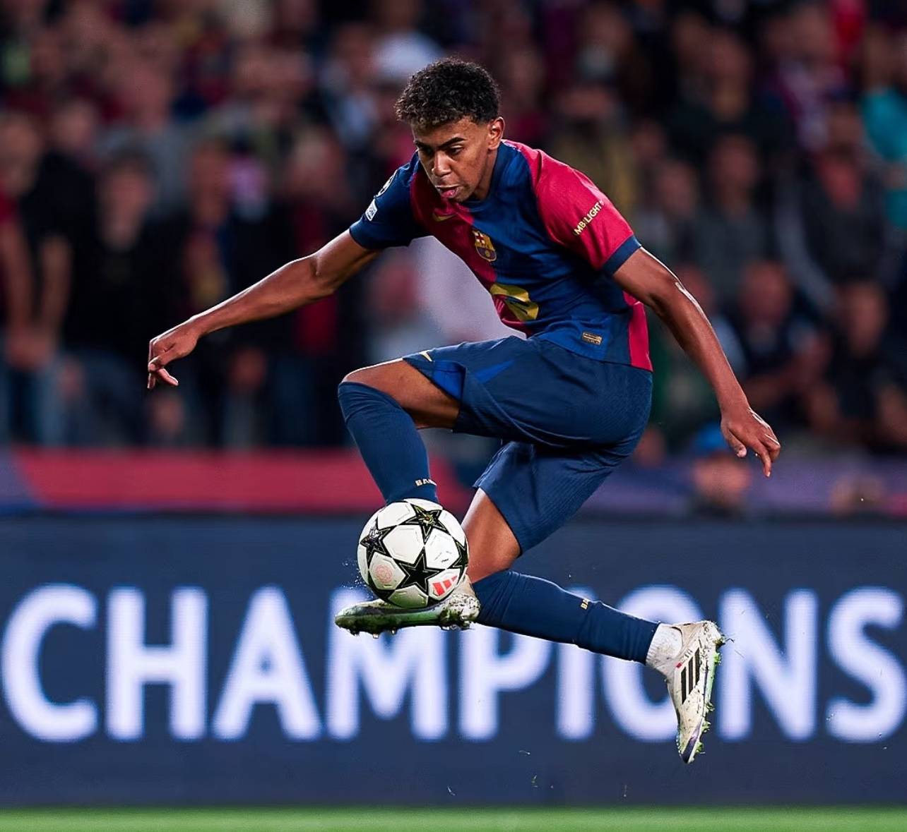 爱游戏娱乐-Ming遭遇五持续失利，巴塞罗那教练压力巨大！热度持续攀升-爱游戏娱乐